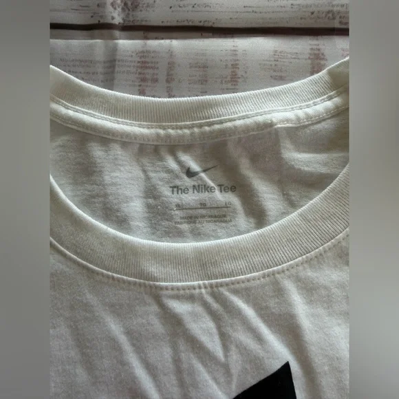 Nike Women’s T-Shirt - Picture 3 of 4